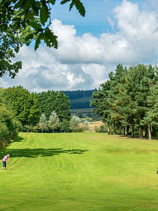 5 star caravan holiday home park with golf course in Herefordshire, Heart of England.