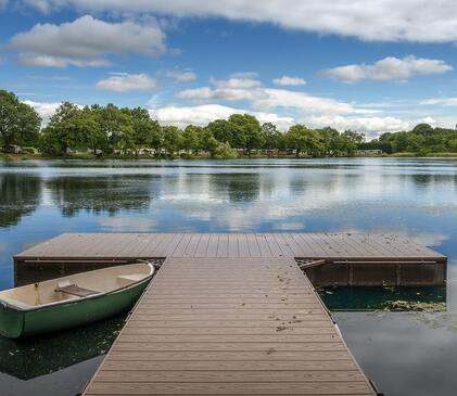 Rowing boat on jetty at spectacular Pearl Lake