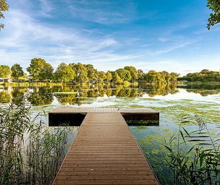 Lake edge holiday caravans for sale at Pearl Lake