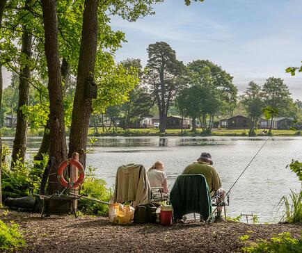 % star caravan holiday park with fishing lake in Herefordshire