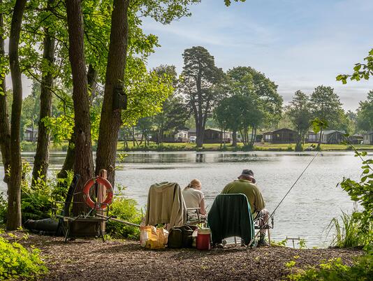 % star caravan holiday park with fishing lake in Herefordshire