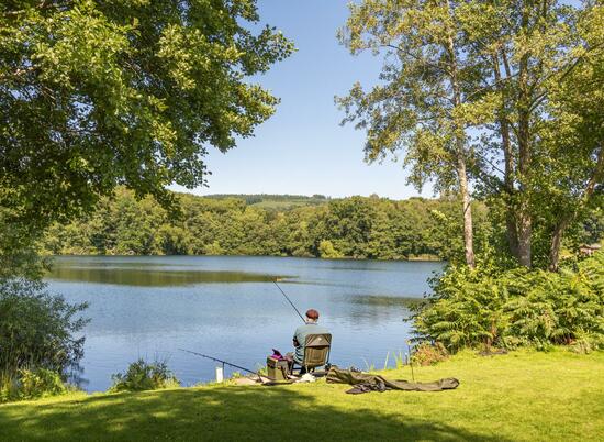 5 star caravan holiday park with fishing lake - Pearl Lake Herefordshire.