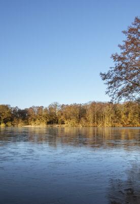 Winter sunrise at Pearl Lake Country Holiday Park, Herefordshire