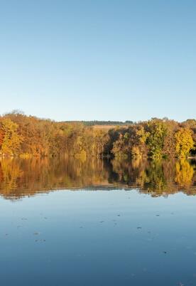 Spectacular autumn colours at Pearl Lake