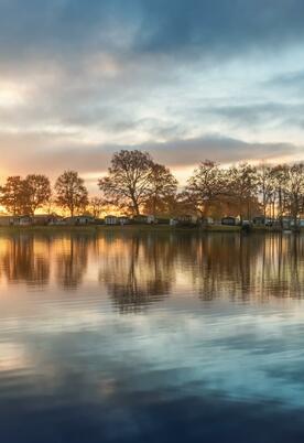 Spectacular autumn morning at Pearl Lake