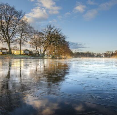 Winter sunrise at Pearl Lake Country Holiday Park, Herefordshire