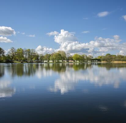 Spring reflections at Pearl Lake 5 star country holiday park