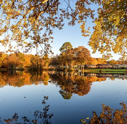 Spectacular autumn colours at Pearl Lake