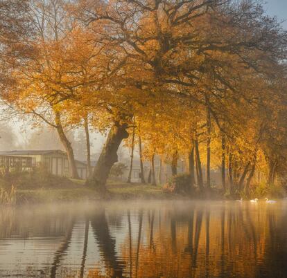 Spectacular winter colours reflected at Pearl Lake