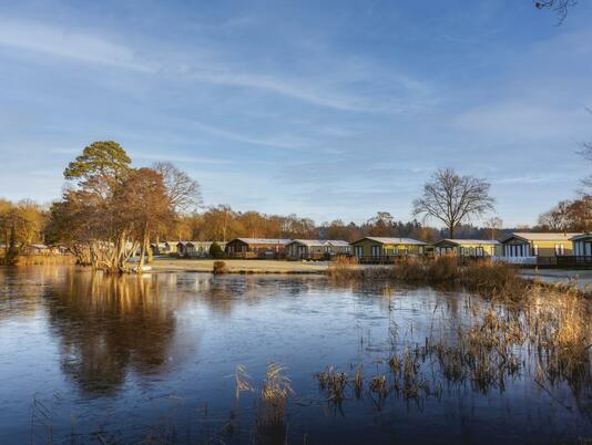 Winter sunrise at Pearl Lake Country Holiday Park, Herefordshire