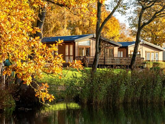 Spectacular autumn colours at Pearl Lake