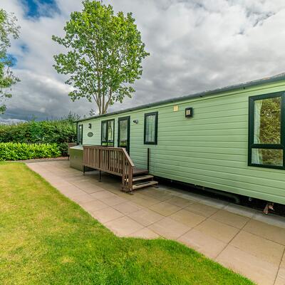 Holiday home for sale on 5 star caravan park with golf and fishing